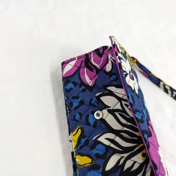 Vera Bradley Blue floral quilted wristlet one size many pockets O7 - Picture 3 of 7